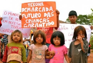 Guaranis Kaiowás em manifestação. Foto: Pedro Alves
