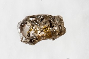 Amostra de diamante JUc29, procedente de Juína, no Mato Grosso, contém o mineral ringwoodite, que absorve água; formato de diamante foi esculpido por fluidos corrosivos do manto terrestre. (Foto: Richard Siemens, University of Alberta/Divulgação)