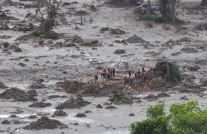 Bombeiros procuram por vítimas em meio ao mar de lama que engoliu o distrito de Bento Rodrigues, em Mariana (MG). Foto de Antônio Cruz – Agência Brasil.