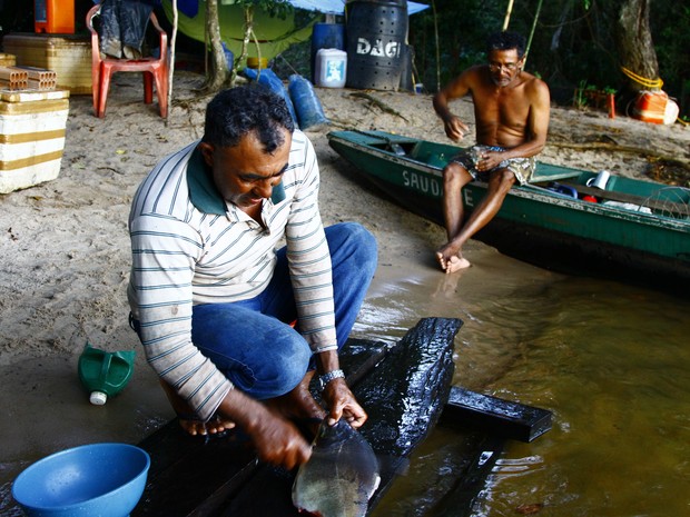 Pescador em acampamento às margens do rio Paraguai (Foto: Divulgação/ Projeto Bichos do Pantanal/Douglas Trent e Juliana Arini)