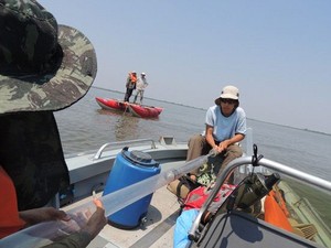 Pesquisa sobre o Pantanal na lagoa Uberaba (Foto: Arquivo Pessoal/Aguinaldo Silva)