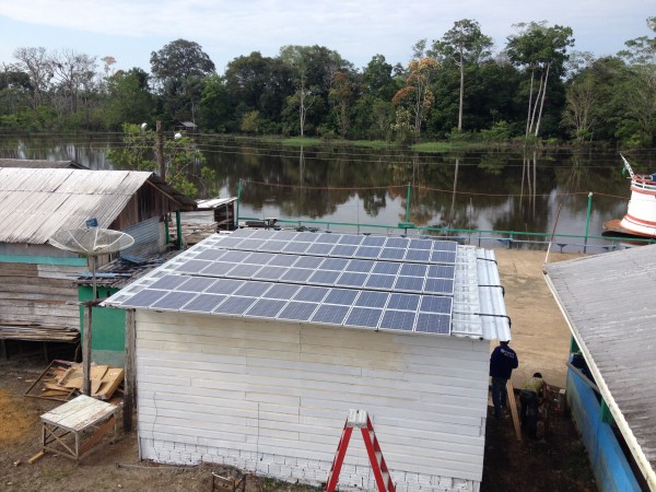 Painéis solares fotovoltaicos são integrados a um motor de indução trifásico que garante energia para produção de gelo no Município de Maraã, no Amazonas. Foto: Instituto Mamirauá