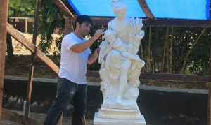 Restaurador, Walter Rosas, fez o trabalho de recuperação das estátuas de mármore das Quatro Estações do ano e na do Antônio Maria Coelho (Foto: Divulgação/ Diário Digital)