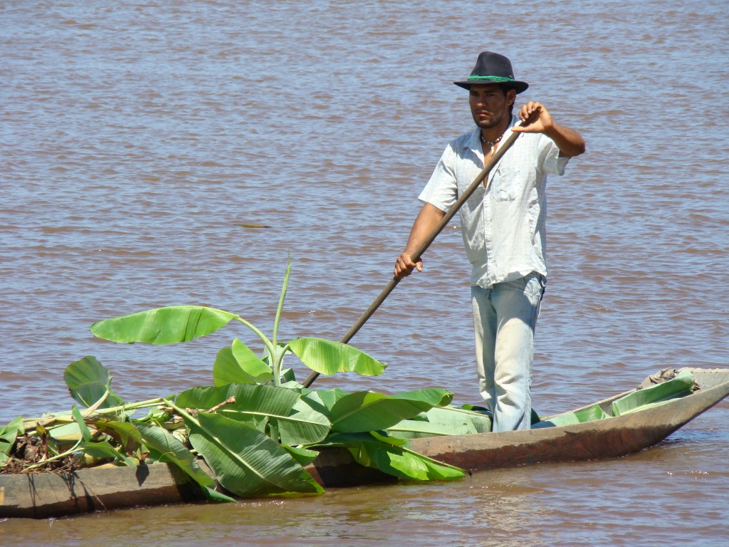 Pescador Artesanal na região do Amolar 011