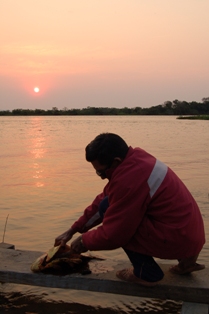 Pescador ribeirinho limpando peixe na região do Paraguai Mirim - 2010.