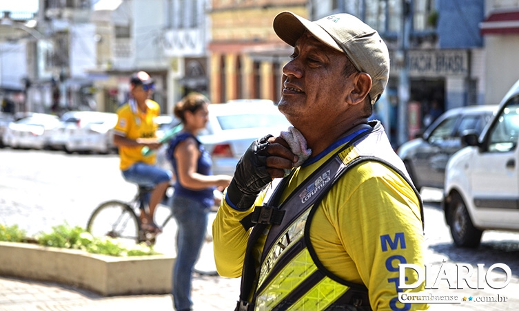Calor extremo dificulta atividades de profissionais como mototaxistas (Foto: Diário Online)