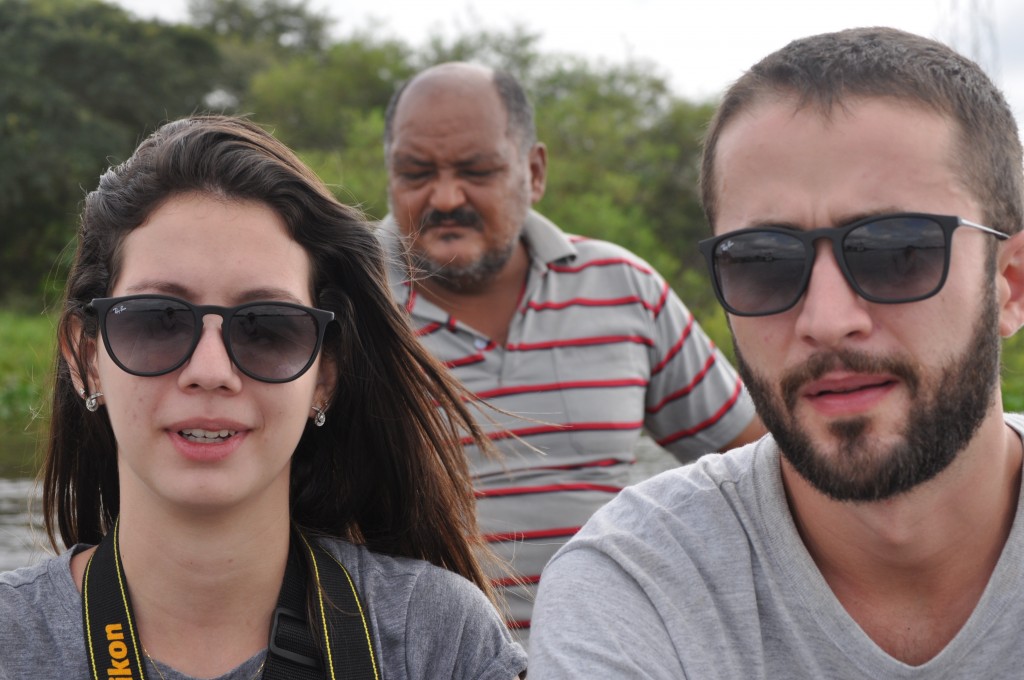 Iasmim e Juliano - no rio Paraguai, em Porto Morrinho. Ela estudante de comunicação e ele o arquiteto que coordenou a elaboração do Projeto Casas Adaptadas para comunidades no Pantanal. Iasmim prepara um trabalho para divulgação. (Foto: Bruno Pasello)
