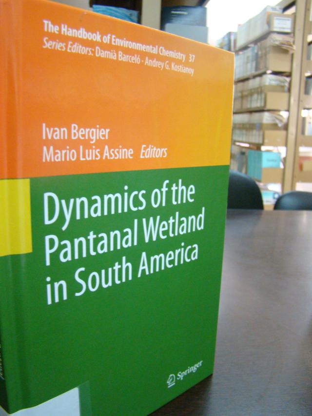 O livro foi lançado em janeiro e traz 12 estudos sobre o Pantanal (Foto: Ana Maio)