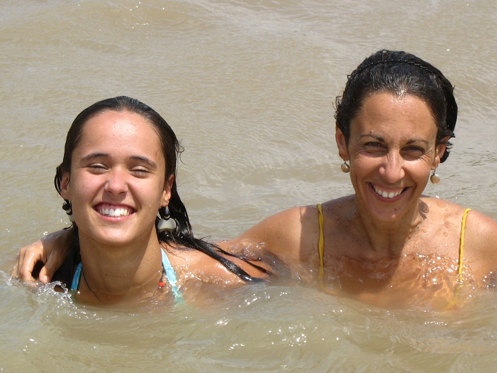 Carol Campos (4 Cantos do Mundo) e Amália Souza (Fundação Casa) no rio Paraguai. (Foto: Arquivo/Ecoa)