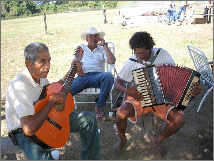 Festa de São Pedro na comunidade da Barra do rio São Lourenço com música, comida e muitas histórias. Foto: Silvia Santana Zanatta. 