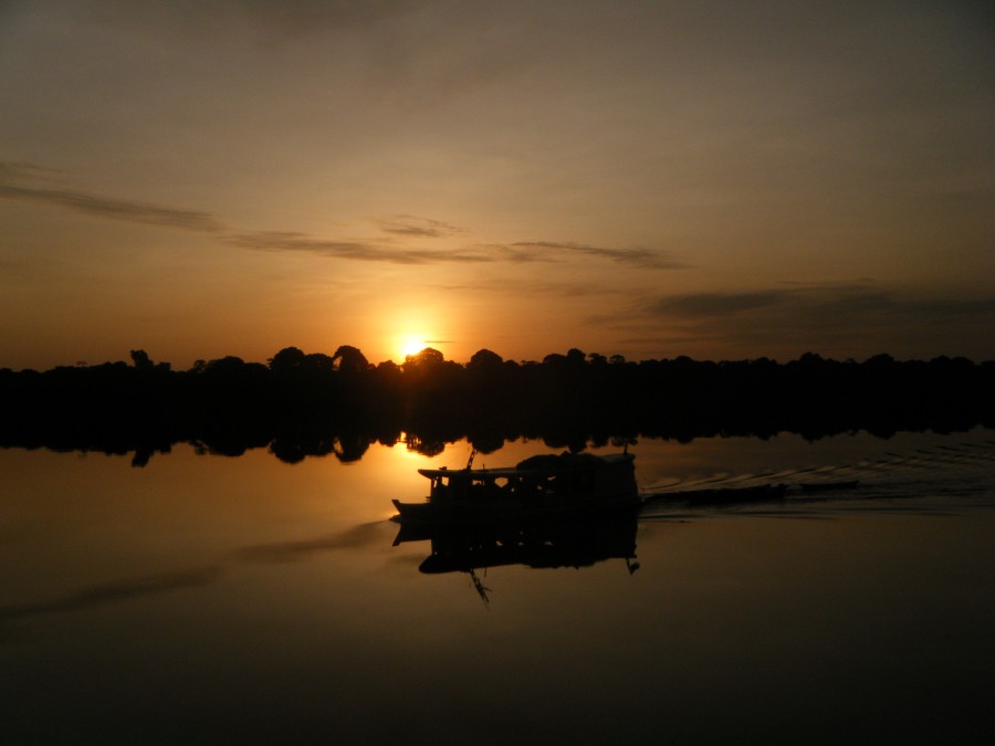Barco de pesca no Rio Negro, Amazonas. Foto: Herton Escobar/Estadão