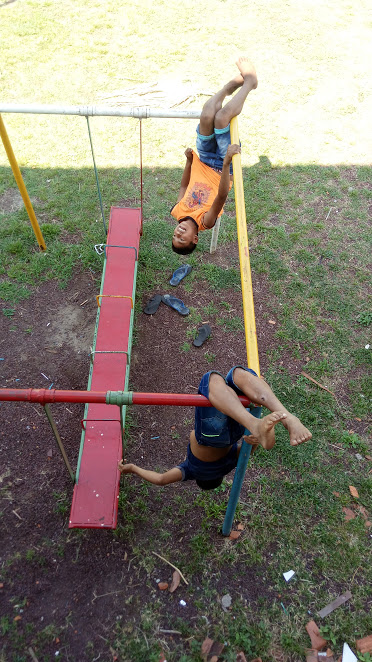 Brincadeira de criança em Porto Esperança. Foto: Nathália Eberhardt