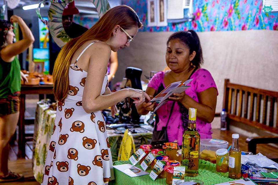 D. Edil comercializando os produtos da CerraPan no Festival América do Sul Pantanal. 