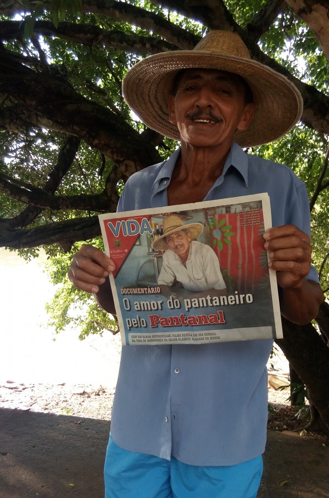 Sr. João, pescador de Barão de Melgaço - MT , exibindo orgulho a matéria  sobre um documentário feito na região. 