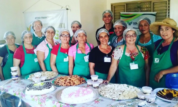 Mulheres da Associação Produtiva do Assentamento Bandeirantes (APAB), que fazem parte da CerraPan, em cozinha comunitária construída com o apoio do Fundo Casa. 