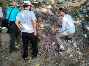 Há cerca de um mês, pesquisadores trabalham no paredão de pedra do Porto de Ladário (Foto: Arquivo da Prefeitura de Ladário)