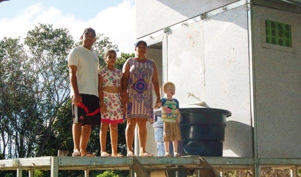 Família em nova casa construída pela Associação de Moradores (Foto: André Siqueira)