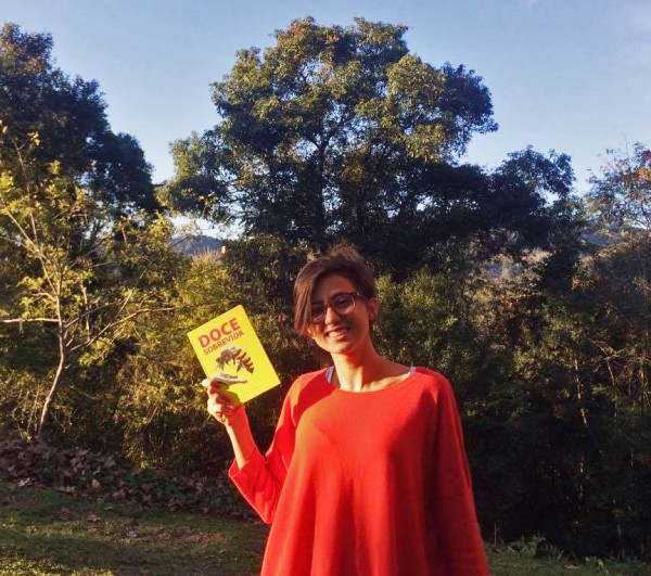 Júlia Freitas com seu livro "Doce Sobrevida"