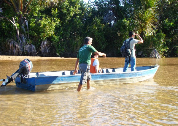 Pesquisadores visitam represas no rio Correntes junto a pescadores da região (2016)