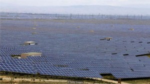 As fazendas solares em Qinghai aproveitam ao máximo o sol e céu limpo do Planalto Tibetano (Foto: GETTY IMAGES/BBC)