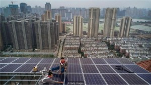 Devido à ineficiência de transmissão de eletricidade por longas distâncias, os painéis solares de terraços tendem a ser mais eficientes do que as remotas fazendas solares (Foto: KEVIN FRAYER/BBC)