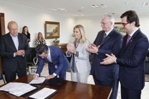 Assinatura convênio BRDE e Banco Europeu-foto-Jonas-Oliveira-ANPr