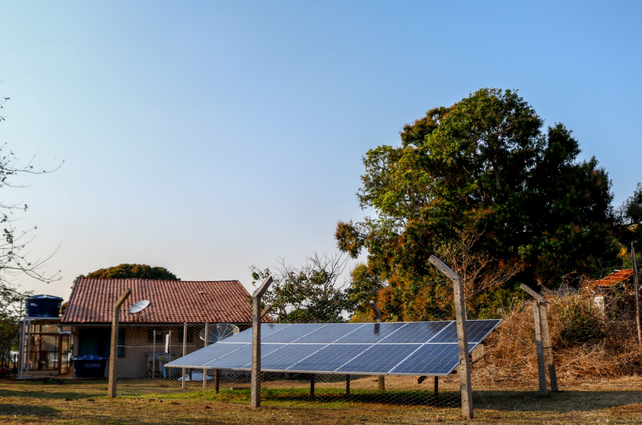 Sistema fotovoltaico instalado na base da Ecoa no Pantanal possui capacidade de geração de 490 kilowatts/mês para iluminação, refrigeração e ventilação.