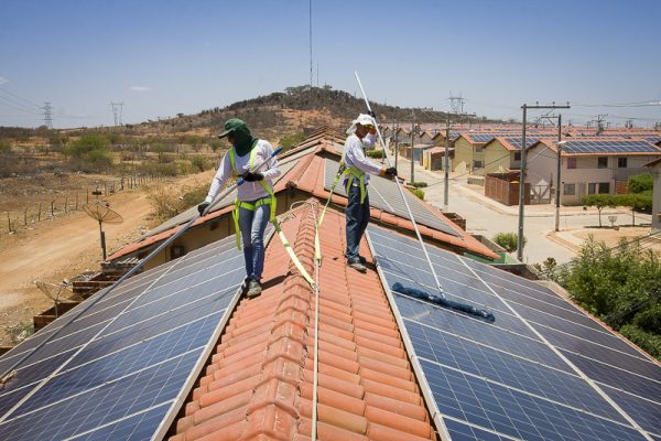 Placas solares em casas de condomínio popular, em Juazeiro, Bahia. Foto via EcoDebate