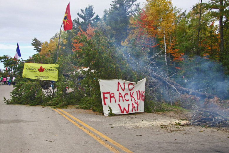 Protesta contra una compañía que explora las oportunidades de fracking cerca de la Primera Nación Elsipogtog en New Brunswick, Canadá. La policía allanó el campamento de protesta en octubre de 2013, arrestando a 40. Foto: Belinda Levi.