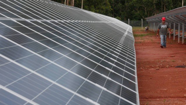energia solar gera empregos locais de qualidade
