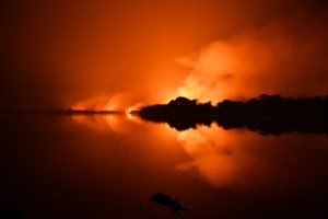 fogo e chamas altas durante incêndios no Pantanal em 2020