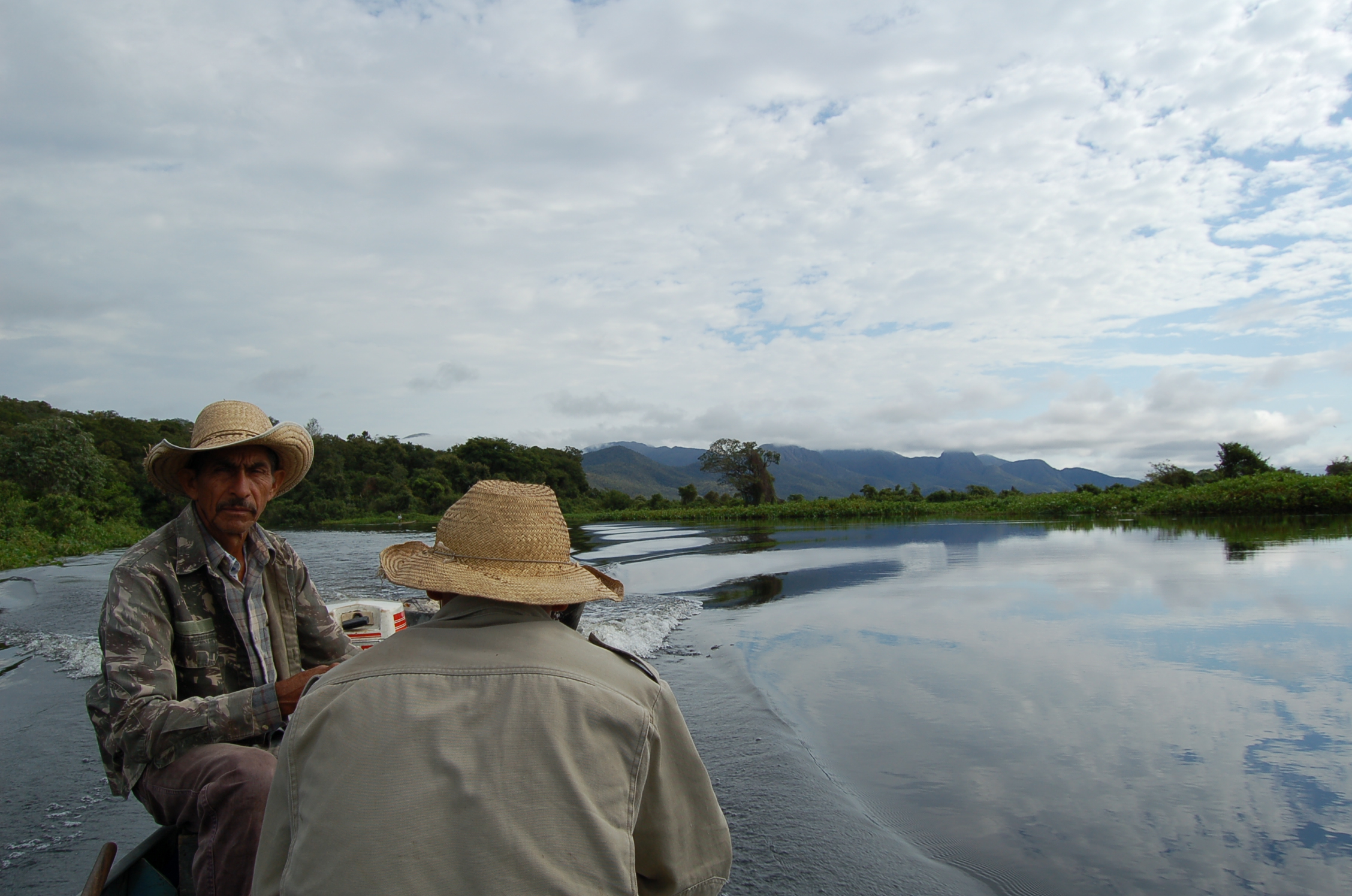 viagem de barco pelo pantanal