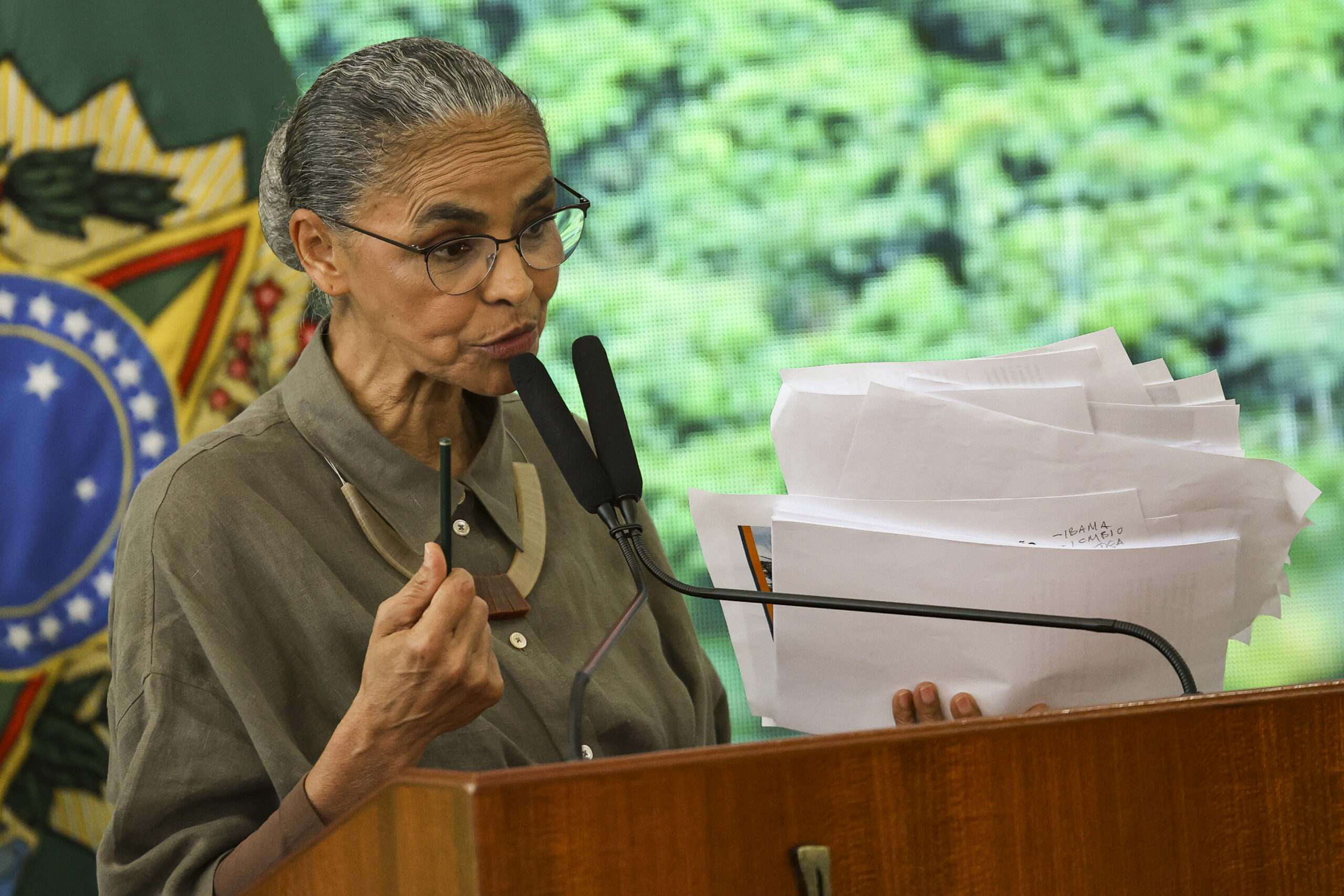 Imagem da ministra Marina Silva durante pronunciamento falando ao microfone.
